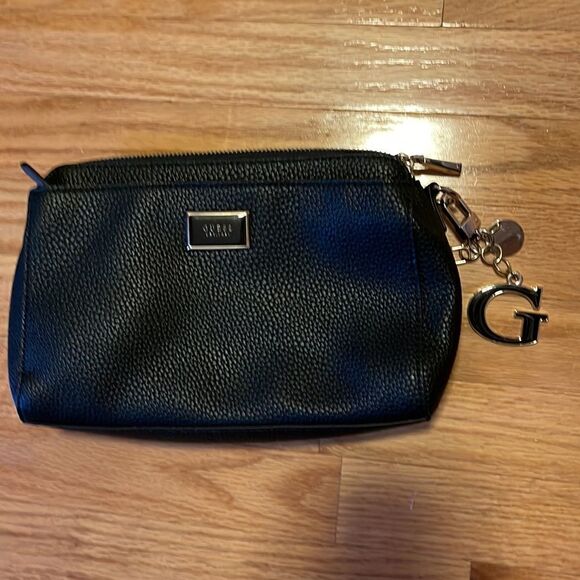 NWOT WOMENS GUESS BLACK FAUX LEATHER CLUTCH - Picture 1 of 8